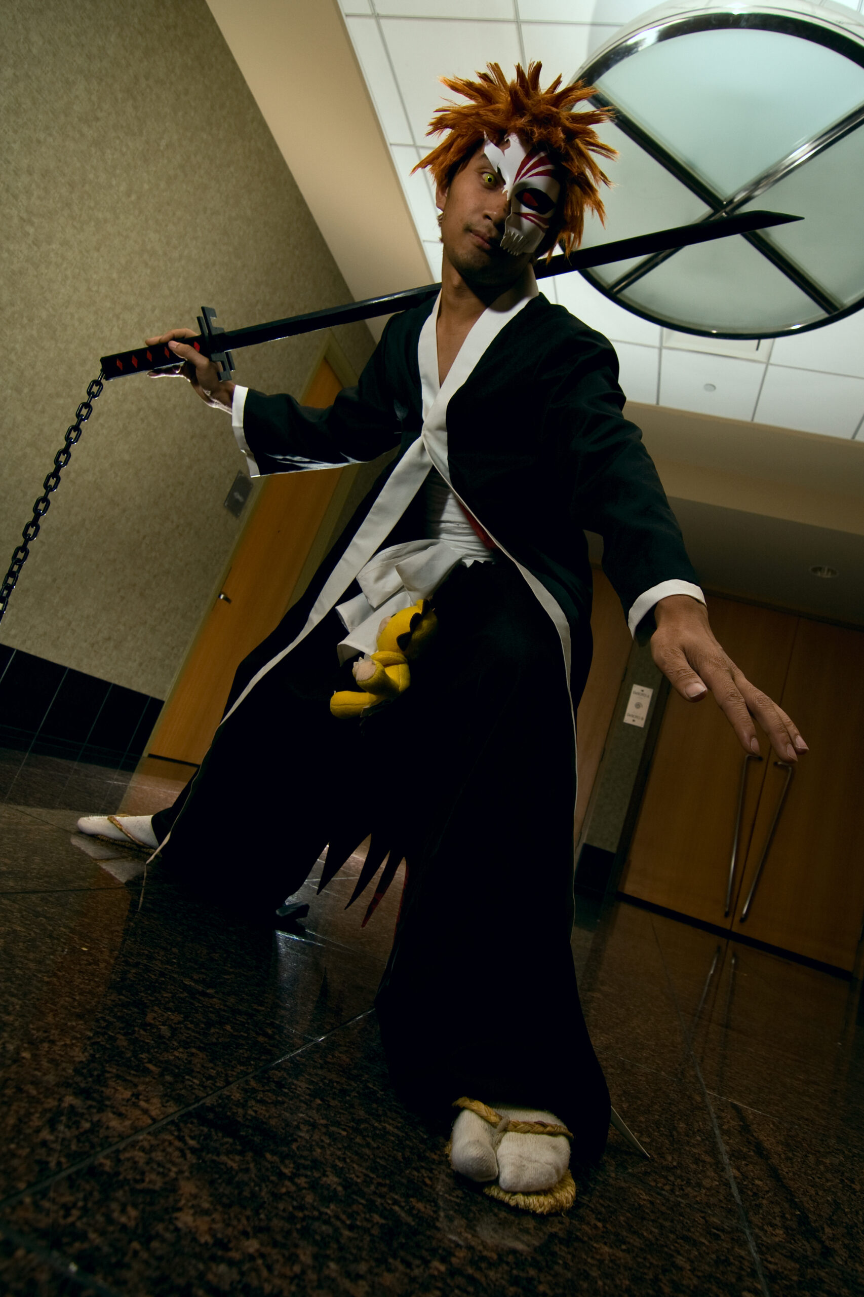 Ichigo Kurosaki bankai-sverd cosplay på Youmacon