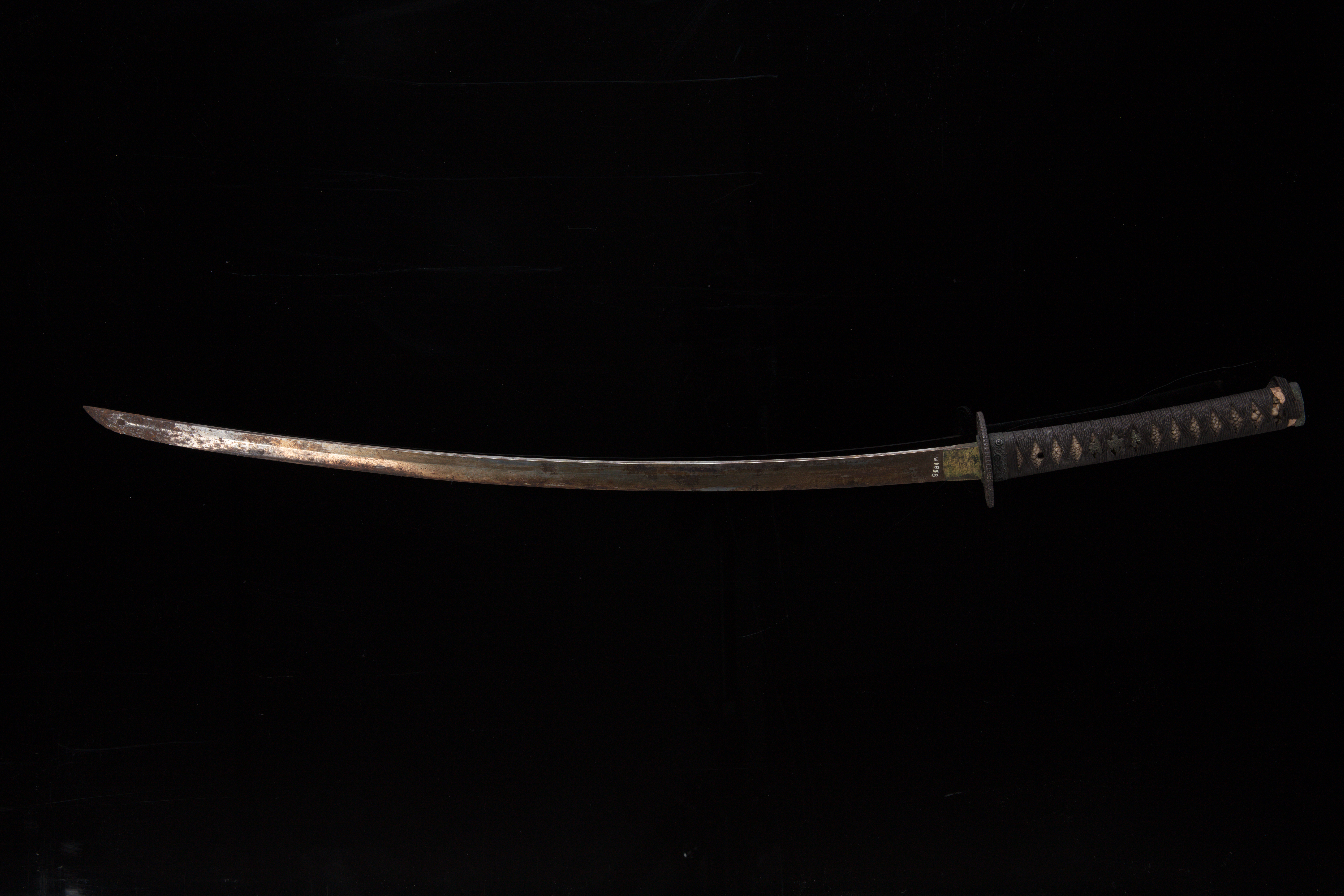Nærbilde av et samurai katana-sverdhjalt og slire