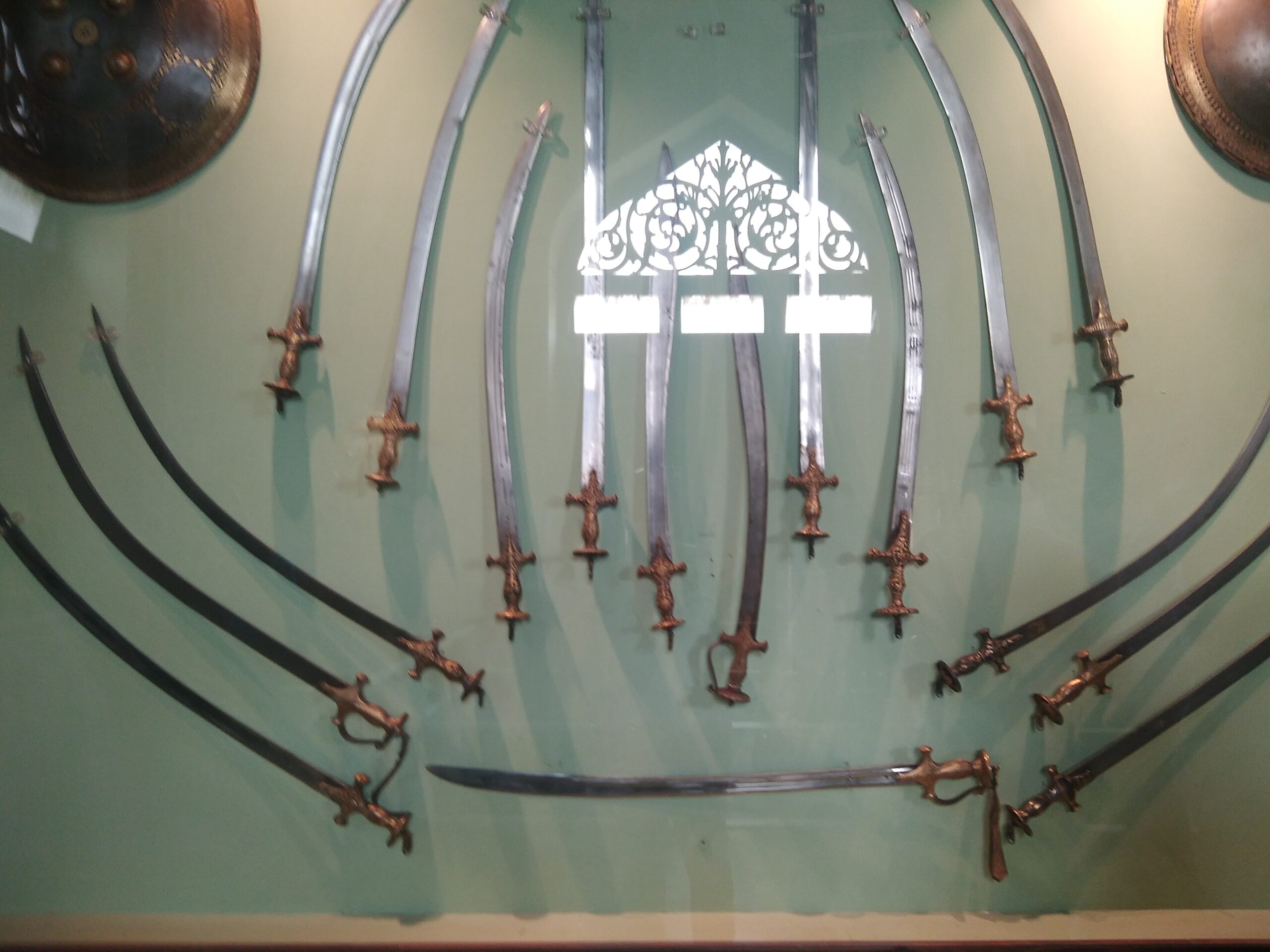 Museumsamling som viser forskjellige typer sverd i historien